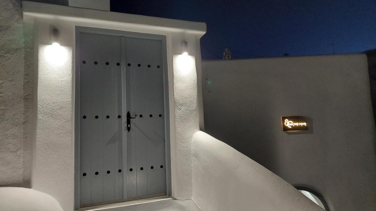 Volcan Secret Cave Apartment Karterados (Santorini)